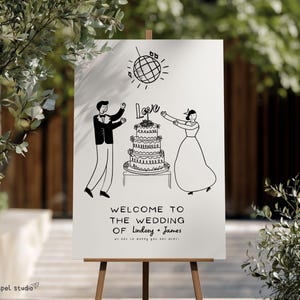 Può includere: Un cartello di benvenuto per matrimoni su un cavalletto di legno. L'illustrazione in bianco e nero raffigura una coppia con una torta a più piani e una palla da discoteca. Il testo recita "Welcome to the Wedding of Lindsey + James."