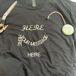 Personalisiertes schwarzes Unisex-T-Shirt, gesticktes Slogan-T-Shirt, jede Nachricht, jede Fadenfarbe.  Fügen Sie Ihr Logo oder Motiv hinzu