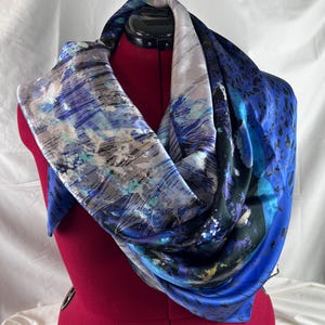 Hermosa bufanda azul en una lata, bufanda de seda, bufanda impresa con arte, regalo para mamá, bufanda destacada, bufanda con estampado llamativo, bufanda de regalo para ella