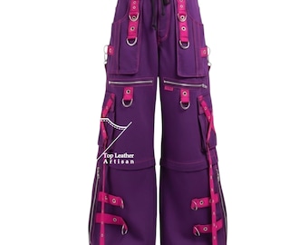 Pantalones góticos hechos a mano: tirantes rosas, hebillas y estilo urbano.