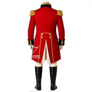 Puede incluir: Una casaca militar roja con charreteras doradas con flecos, cuello alto negro, ribetes dorados y cuatro botones dorados en la parte posterior. La prenda se combina con pantalones color crema y botas negras. El texto dice Top Leather Artisan.