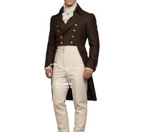 Puede incluir: Una levita marrón oscuro de doble botonadura con botones dorados, combinada con pantalones color crema de talle alto, una camisa blanca con cuello y una corbata blanca. El texto Top Leather Artisan es visible en el pantalón. Zapatos negros.