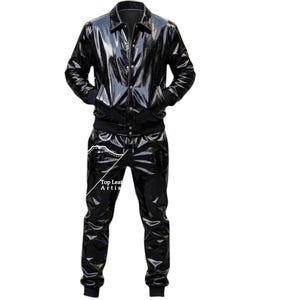 Herrträningsset i PVC, svart vinyljacka och byxor, outfit i glansigt läder, streetwear-techwear-set, gotisk modeoutfit