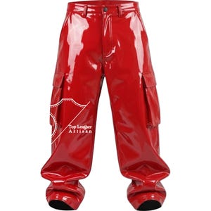 Puede incluir: Pantalones rojos brillantes, de cintura alta, con un acabado brillante similar al cuero charol. Los pantalones tienen bolsillos cargo en los laterales y un diseño de pernera ancha. El texto "Top Leather Artisan" es visible.