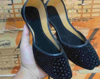 手作りの黒いクッサシューズ、伝統的なパキスタンの革製ジュッティ、女性用エスニックシューズ