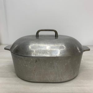 Assadeira vintage Forever de alumínio fundido de 5 litros com tampa e suporte.