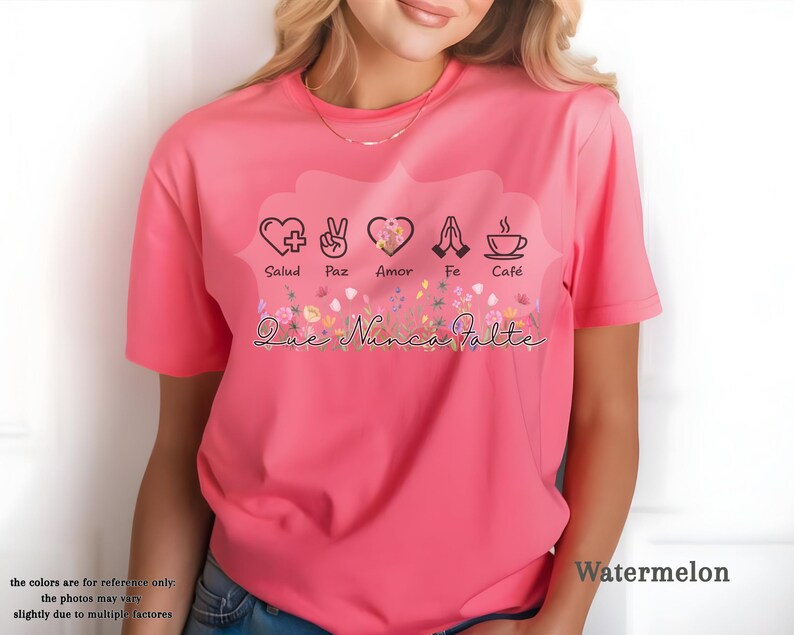 Puede incluir: Camiseta de color sand&iacute;a con un dise&ntilde;o gr&aacute;fico que incluye un coraz&oacute;n, un signo de la paz, un coraz&oacute;n, manos rezando y una taza de caf&eacute;. El texto "Salud, Paz, Amor, Fe, Caf&eacute;" est&aacute; encima de los s&iacute;mbolos y "Que Nunca Falte" debajo.