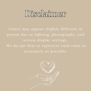 Puede incluir: Un fondo beige con la palabra "Disclaimer" en una fuente decorativa. El texto debajo indica que los colores pueden variar debido a la iluminaci&oacute;n y la configuraci&oacute;n de la pantalla. Una imagen dibujada a mano de una mano sosteniendo un coraz&oacute;n est&aacute; en la parte inferior.