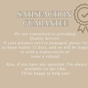 Puede incluir: Gr&aacute;fico beige con las palabras "GARANT&Iacute;A DE SATISFACCI&Oacute;N" en una fuente serif. El texto promete un servicio de calidad y ofrece reemplazos o reembolsos por productos da&ntilde;ados dentro de los 15 d&iacute;as. Un sello de marca de verificaci&oacute;n est&aacute; en la esquina superior derecha.