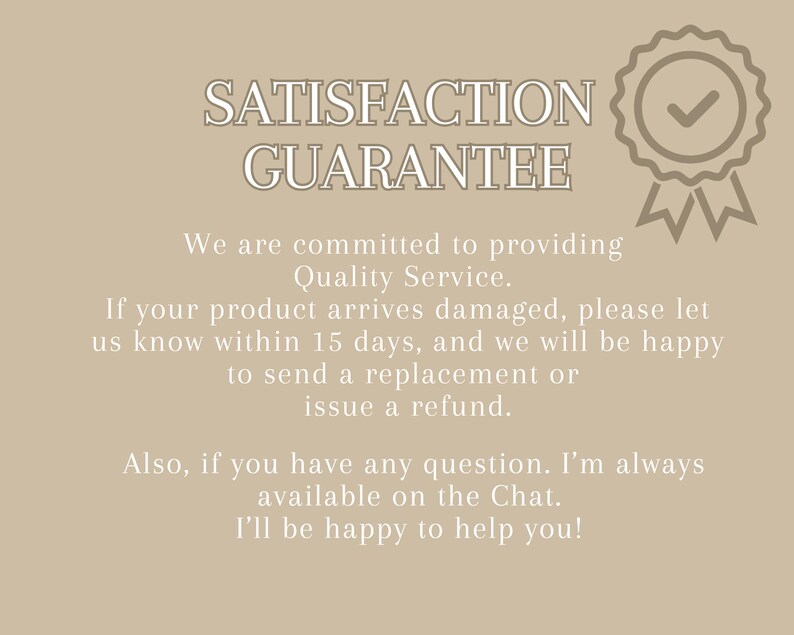 Puede incluir: Gr&aacute;fico beige con las palabras "GARANT&Iacute;A DE SATISFACCI&Oacute;N" en una fuente serif. El texto promete un servicio de calidad y ofrece reemplazos o reembolsos por productos da&ntilde;ados dentro de los 15 d&iacute;as. Un sello de marca de verificaci&oacute;n est&aacute; en la esquina superior derecha.