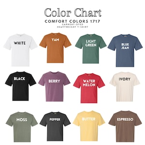 Puede incluir: Una carta de colores que muestra varias camisetas pesadas Comfort Colors 1717. Las camisetas te&ntilde;idas con la prenda est&aacute;n disponibles en una gama de colores, incluyendo blanco, &ntilde;ame, verde claro, azul vaquero, negro, baya, sand&iacute;a, marfil, musgo, pimienta, mantequilla y espresso.