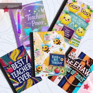 Op de afbeelding: Een verzameling spiraalgebonden notitieboeken met kleurrijke ontwerpen en tekst. De notitieboeken bevatten thema's als "Teaching is my Power", "Lemon Squeezy Teacher" en "Best Teacher Ever". Andere ontwerpen zijn onder meer bijen en een cowboyhoed.