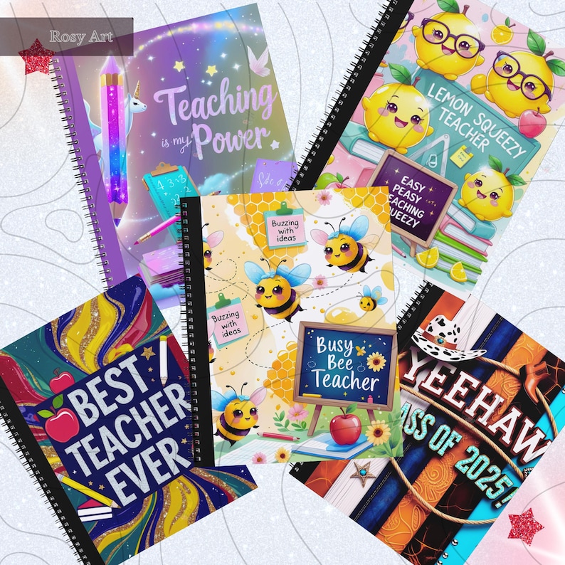 Op de afbeelding: Een verzameling spiraalgebonden notitieboeken met kleurrijke ontwerpen en tekst. De notitieboeken bevatten thema's als "Teaching is my Power", "Lemon Squeezy Teacher" en "Best Teacher Ever". Andere ontwerpen zijn onder meer bijen en een cowboyhoed.