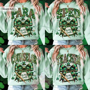 Könnte beinhalten: Hellgrünes Sweatshirt mit St. Patrick's Day-Motiv. Das Sweatshirt zeigt die Wörter "PARA", "SPED", "COUNSELOR" und "TEACHER" in einer grünen Leopardenmuster-Schriftart. Jedes Design enthält eine grüne Schleife, Kleeblätter und einen Stift mit dem Namen "Mr/Mrs Smith".