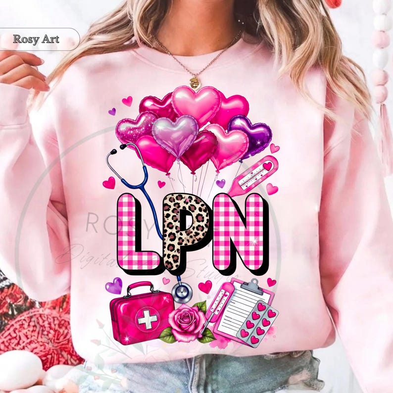 Peut inclure: Sweat-shirt rose clair avec un motif comprenant des ballons en forme de c&oelig;ur, un st&eacute;thoscope, un thermom&egrave;tre et une trousse m&eacute;dicale. Les lettres "LPN" sont mises en &eacute;vidence, avec le "P" en imprim&eacute; l&eacute;opard. Petits c&oelig;urs et une rose sont &eacute;galement inclus.