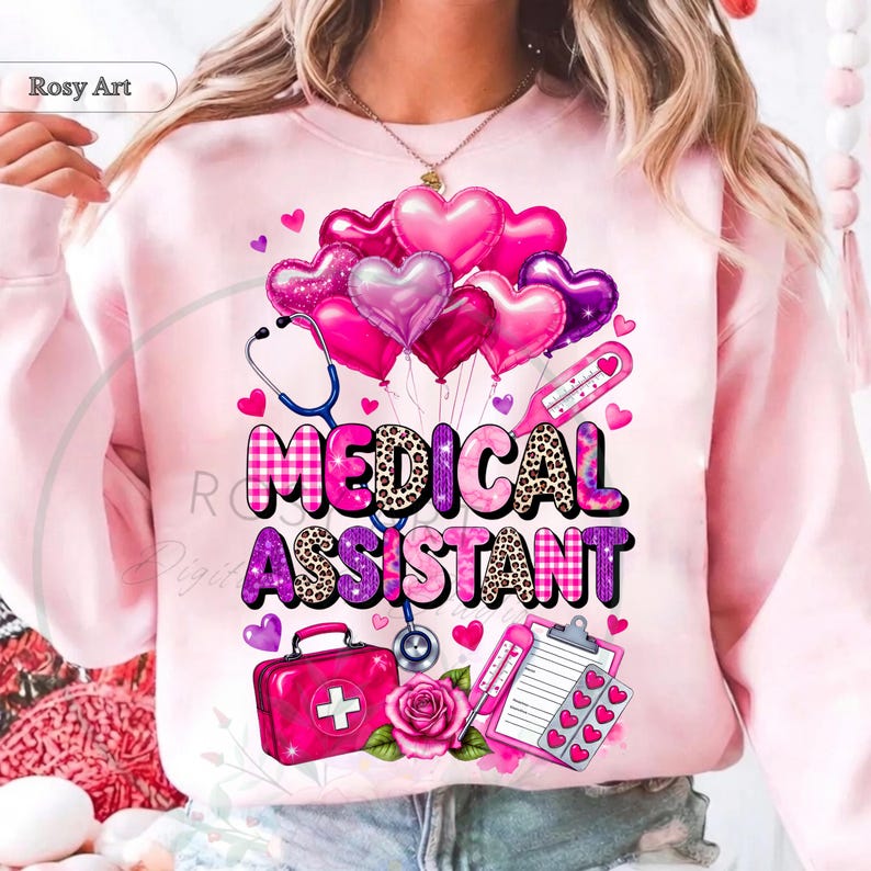 Peut inclure: Sweat-shirt rose clair avec l'inscription "MEDICAL ASSISTANT" dans un m&eacute;lange de motifs et de couleurs. Le motif comprend des ballons en forme de c&oelig;ur, un st&eacute;thoscope, une trousse m&eacute;dicale et un thermom&egrave;tre. De petits c&oelig;urs et une rose compl&egrave;tent le motif.