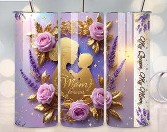 Può includere: Un bicchiere in acciaio inossidabile di colore viola e oro con un design di una silhouette di madre e figlio, fiori e lavanda. Il testo "Mom forever" è sul bicchiere. Il testo "My Queen, My Mom" è sul lato destro del bicchiere.