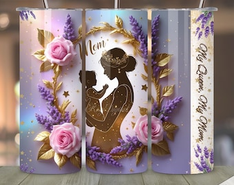 Può includere: Un bicchiere viola e oro con una silhouette di una madre e un bambino. Il design include fiori di lavanda, rose e stelle dorate. Il testo "Mom" e "My Queen, My Mom" è incluso nel design.