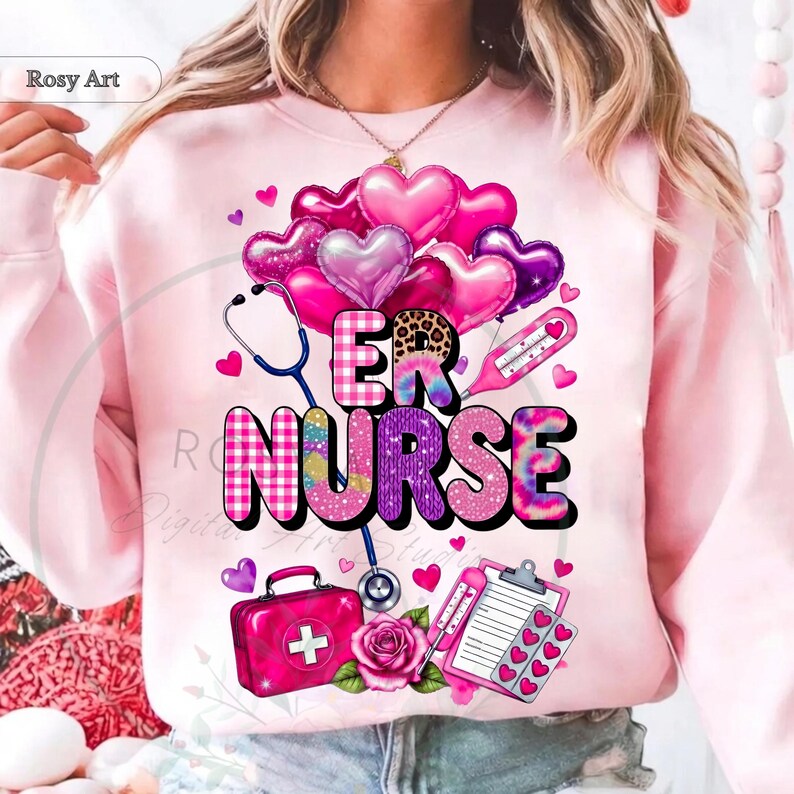 Peut inclure: Sweat-shirt rose clair avec l'inscription "ER NURSE" dans un design color&eacute;. Le motif comprend des ballons en forme de c&oelig;ur, un st&eacute;thoscope, un thermom&egrave;tre, une trousse m&eacute;dicale et un presse-papiers avec des c&oelig;urs. Le design utilise du rose, du violet et d'autres couleurs.