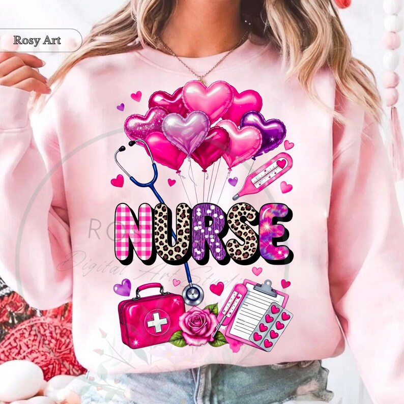 Peut inclure: Sweat-shirt rose clair avec un motif graphique. Le motif comprend le mot "NURSE" dans un m&eacute;lange de motifs, des ballons en forme de c&oelig;ur, un st&eacute;thoscope, une trousse m&eacute;dicale et un thermom&egrave;tre.