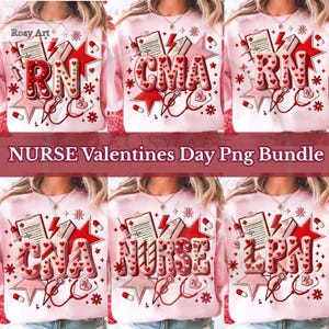 Pode incluir: Um design de camisola rosa com gráficos de Dia dos Namorados. Apresenta as palavras "RN", "CMA", "CNA", "NURSE" e "LPN" em vermelho, cheias de corações, juntamente com estetoscópios e seringas.