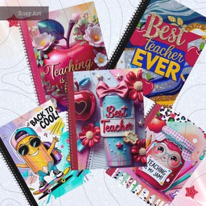 Op de afbeelding: Een verzameling spiraalgebonden notitieboeken met kleurrijke, ge&iuml;llustreerde covers. Ontwerpen omvatten een appel met de tekst "Teaching is", een potlood op een skateboard met "Back to Cool!" en een blauwe beker met "Best Teacher". Andere notitieboeken zeggen "Best teacher EVER" en "Teaching is my jam!"