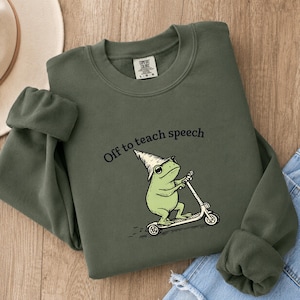 Grappige SLP-sweatshirt met kikkerprint, logopedist die op weg is om spraakles te geven.