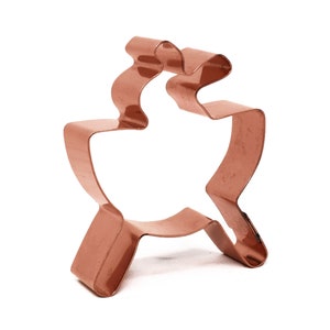 Può includere: Un tagliapasta in metallo color rame a forma di renna che tira una slitta.