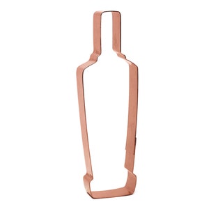 Può includere: Un tagliapasta in metallo color rame a forma di bottiglia. Il tagliapasta è progettato per creare biscotti a forma di bottiglia.