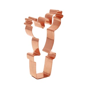 Może przedstawiać: Metalowa foremka do ciasteczek w kolorze miedzianym w kształcie kaktusa w doniczce. Foremka ma szczegółowy wzór z wieloma ramionami i doniczką o zaokrąglonej podstawie.