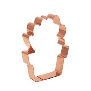 Może przedstawiać: Forma do ciasteczek z miedzi w kształcie kaktusa z falistym wierzchołkiem i gładką podstawą.