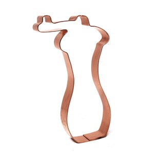 Op de afbeelding: Koekjesvormer van koper in de vorm van een vaas met een brede opening en een smalle basis.