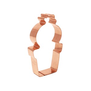 Może przedstawiać: Metalowa foremka do ciasteczek w kolorze miedzi w kształcie lodów w rożku z gałką lodów na górze.