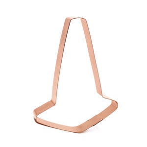 Könnte beinhalten: Ein kupferfarbener Keksausstecher in Form eines Verkehrskegels.