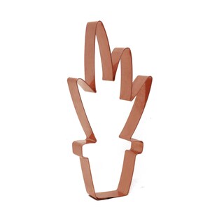 Może przedstawiać: Metalowa foremka do ciasteczek w kolorze miedzianym w kształcie doniczki z rośliną z pojedynczą łodygą i wieloma liśćmi.