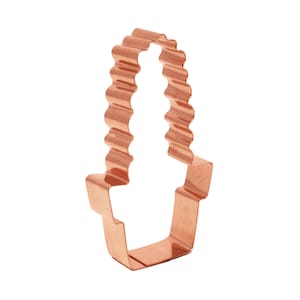 Może przedstawiać: Forma do ciasteczek z miedzi w kształcie kaktusa z falistym, fakturowanym wzorem.