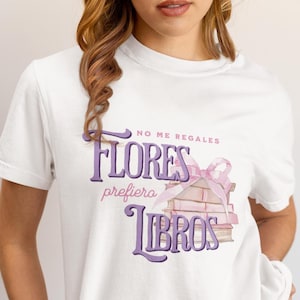 Spanish Booklover Coquette Tee | No me regales flores, prefiero libros T-Shirt | Bookish Women's Gift