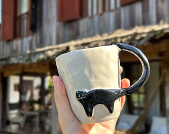Ręcznie robiony ceramiczny kubek do kawy z czarnym kotem, unikatowy kubek ceramiczny, pomysł na prezent