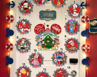 Könnte beinhalten: Eine Sammlung runder Weihnachtsanhänger im Disney-Design mit Charakteren wie Mickey, Pluto und Spider-Man, die ein zentrales Disney Wonder Kreuzfahrtschiff-Schild mit dem Text Very Merrytime Cruise und 202? The Smith Family umgeben.