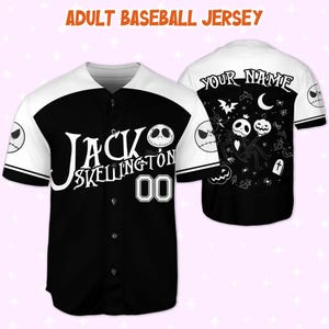 Peut inclure: Maillot de baseball adulte noir et blanc avec Jack Skellington. Le devant du maillot porte l'inscription "JACK SKELLINGTON" en blanc, avec le num&eacute;ro "00". Le dos pr&eacute;sente un motif avec Jack Skellington, des chauves-souris et des citrouilles.