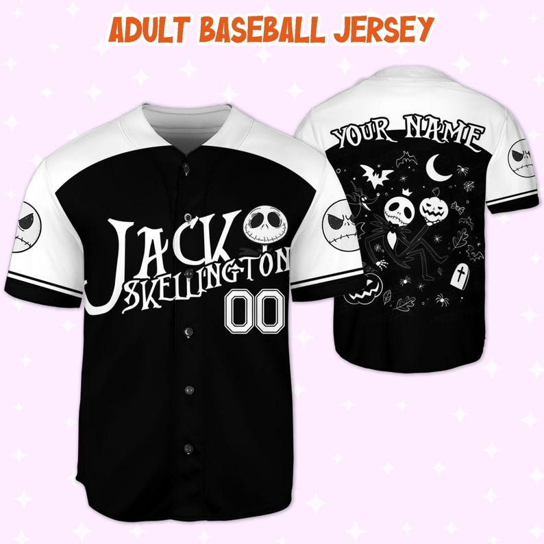 Peut inclure: Maillot de baseball adulte noir et blanc avec Jack Skellington. Le devant du maillot porte l'inscription "JACK SKELLINGTON" en blanc, avec le num&eacute;ro "00". Le dos pr&eacute;sente un motif avec Jack Skellington, des chauves-souris et des citrouilles.
