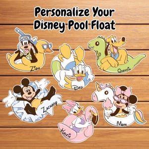 Puede incluir: Seis pegatinas de personajes de Disney con Goofy en un pato amarillo, el Pato Donald en un anillo a rayas, Pluto en un dinosaurio verde, Mickey Mouse en una salpicadura azul, Daisy en un flamenco rosa y Minnie Mouse en un flotador de unicornio con nombres.