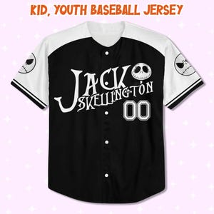 Peut inclure: Un maillot de baseball noir et blanc avec le texte "JACK SKELLINGTON" et le num&eacute;ro "00". Le maillot a des manches blanches avec des rayures noires et un visage de Jack Skellington sur chaque manche. Le haut du maillot est blanc et le bas est noir.