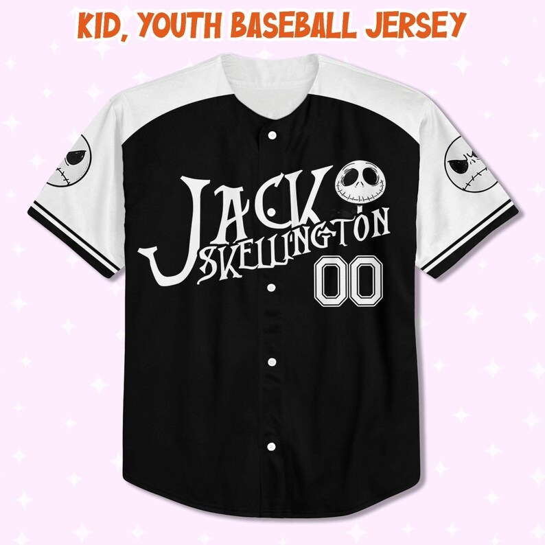 Peut inclure: Un maillot de baseball noir et blanc avec le texte "JACK SKELLINGTON" et le num&eacute;ro "00". Le maillot a des manches blanches avec des rayures noires et un visage de Jack Skellington sur chaque manche. Le haut du maillot est blanc et le bas est noir.