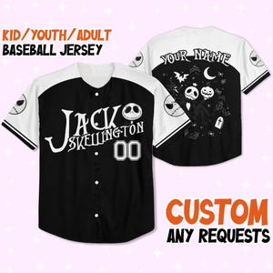 Peut inclure: Maillot de baseball noir et blanc avec le texte "JACK SKELLINGTON" et le num&eacute;ro "00". Le maillot a des manches blanches et un visage de Jack Skellington sur les manches. Le dos du maillot porte le texte "YOUR NAME" et un motif Jack Skellington. Le texte "CUSTOM ANY REQUESTS" est &eacute;galement visible.