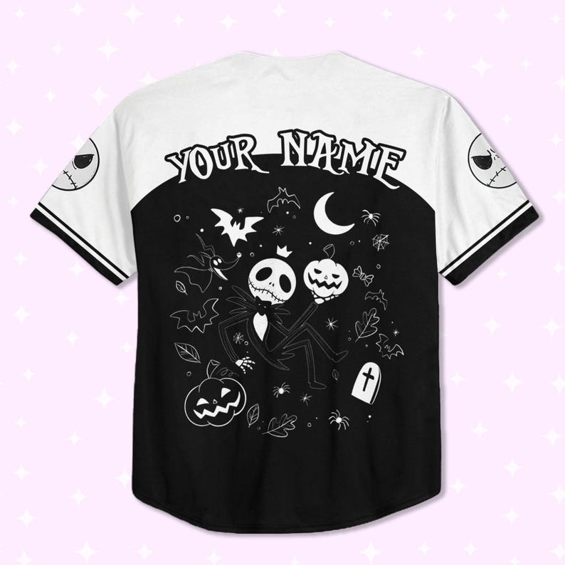 Peut inclure: Un maillot de baseball noir et blanc avec le texte "YOUR NAME" dans le dos. Le maillot pr&eacute;sente une partie inf&eacute;rieure noire avec un motif Jack Skellington tenant une citrouille et une partie sup&eacute;rieure blanche avec une bordure noire. Les manches ont le visage de Jack Skellington.