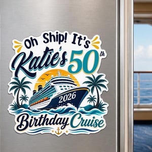 Può includere: Una calamita decorativa con l'illustrazione di una nave da crociera e il testo Oh Ship! It's Katie's 50th Birthday Cruise 2026. Il design include palme, un sole giallo, onde blu dell'oceano e una piccola ancora dorata al centro in basso.