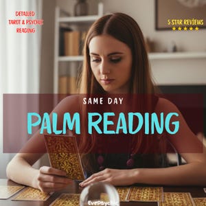 Puede incluir: Una persona sostiene una carta del tarot, con las palabras "PALM READING" en letras turquesas grandes. La imagen también incluye el texto "DETAILED TAROT & PSYCHIC READING" y "5 STAR REVIEWS". Una bola de cristal y otras cartas están sobre la mesa.