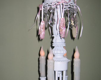 Lampadario Ballerina: lampadario a candela bianco a 4 bracci con pantofole rosa e telecomando
