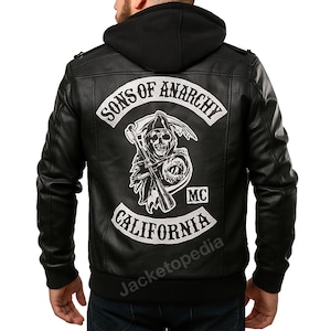 Puede incluir: Chaqueta de cuero negra con capucha negra. La parte trasera de la chaqueta presenta un parche blanco con las palabras "SONS OF ANARCHY" y "CALIFORNIA" que rodean un gráfico de la muerte. La chaqueta tiene cierre de cremallera y dobladillo acanalado.